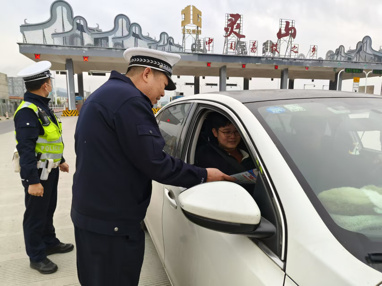通讯员林波 宁海梅)近日,广西灵山县禁毒办在县汽车总站,清凭高速灵山